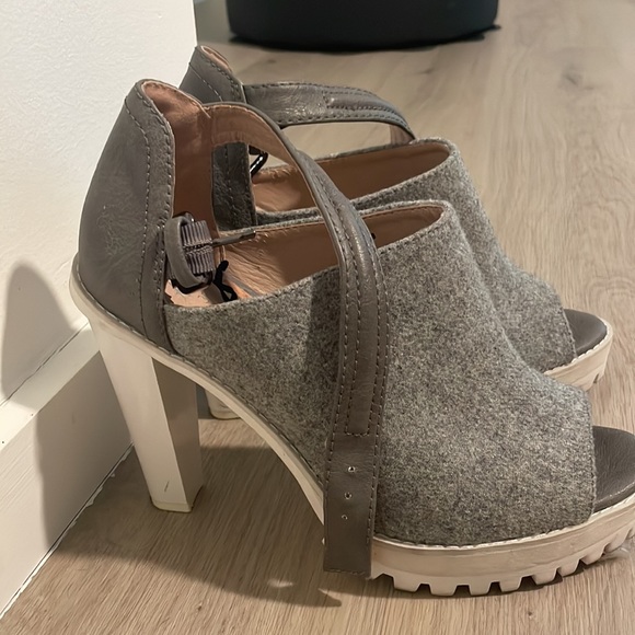Winter/fall heels booties - Picture 2 of 2